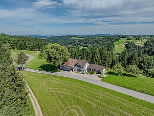 KZO00075A Natur pur - 4.5 Zimmer Einfamilienhaus mit Scheune und Grasland - Lage im Grünen