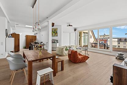Wohn-und Esszimmer, dahinter die Küche