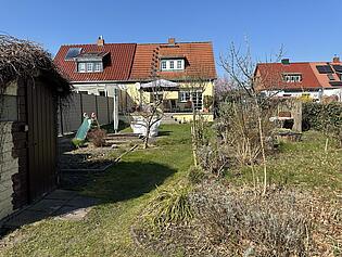 Blick vom Zaun zum Haus