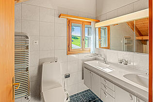 KZO00075A Natur pur - 4.5 Zimmer Einfamilienhaus mit Scheune und Grasland - Bad / WC