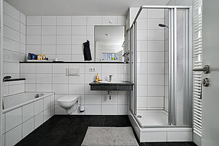 Vollbad mit Wanne und Dusche
