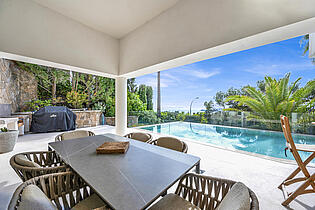 Sea view villa with pool terrace