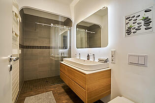 2. Bad mit ebenerdiger, großer Walk-in-Dusche 