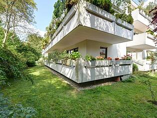 Großer, eingewachsener Garten