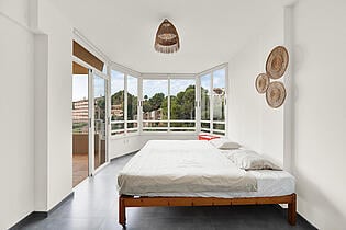 Bedroom with sea views 