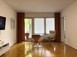 Essbereich mit Zugang zu Küche und Balkon