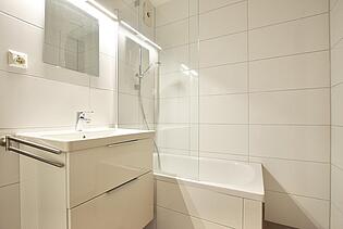 Innenliegendes, modernisiertes Badezimmer
