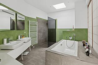 Masterbad mit Wanne und Dusche