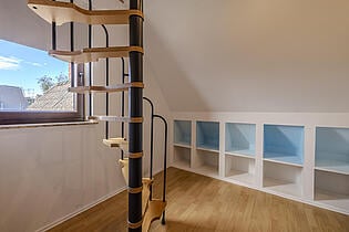 Kinderzimmer mit Wendeltreppe zum Schlafbereich 