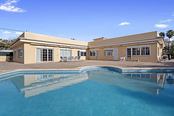 1. Villa with pool area 1. Villa with pool area